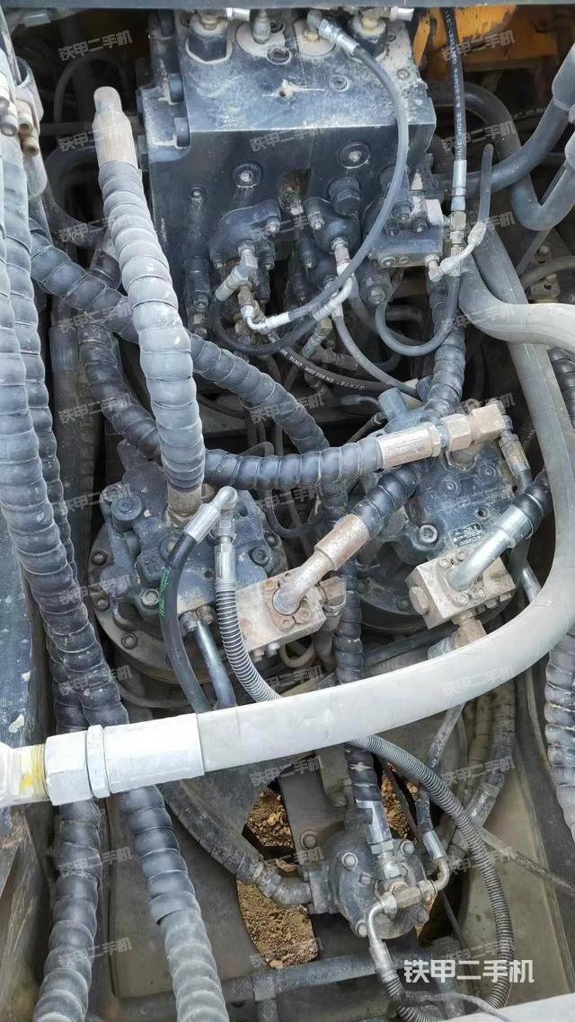 回转马达和主控阀（整机外观）