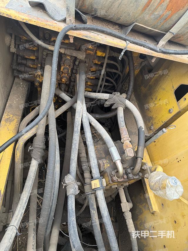 回转马达和主控阀（整机外观）