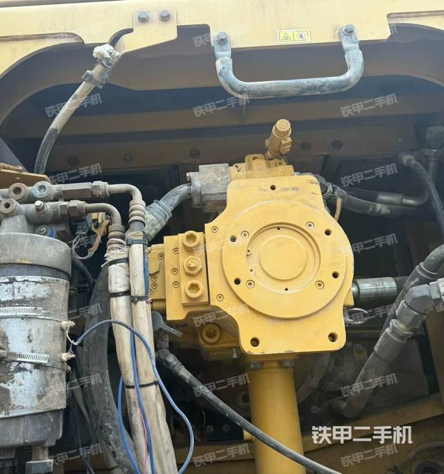 液壓泵艙室正面整體(整機(jī)外觀) 液壓泵艙室正面整體(整機(jī)外觀)