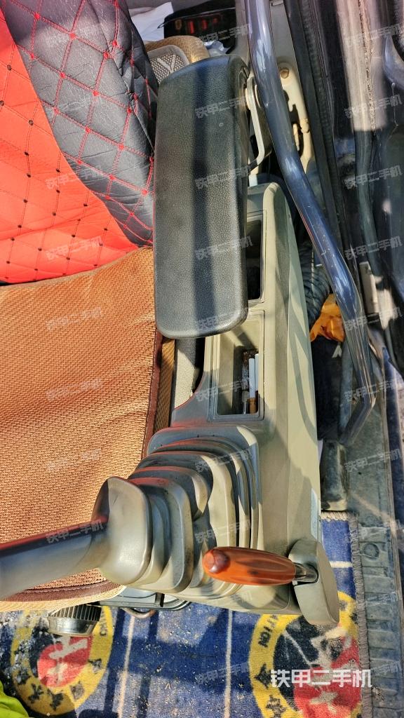 座椅左侧控制台/音响/含左手柄（驾驶室部分）