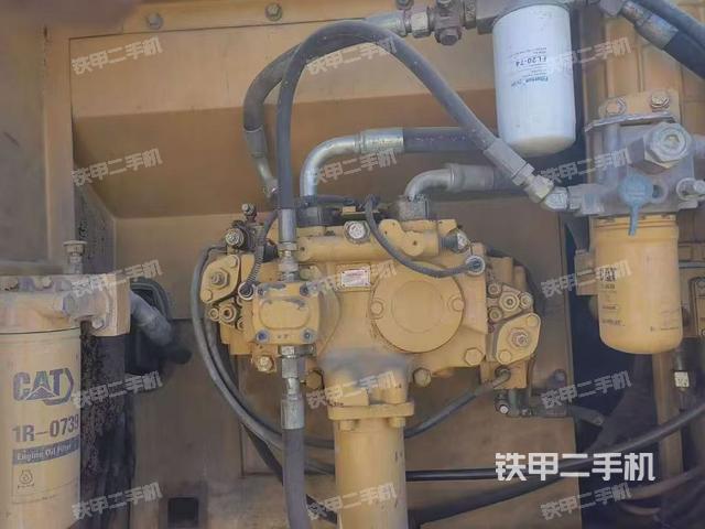 液壓泵艙室正面整體（整機外觀）