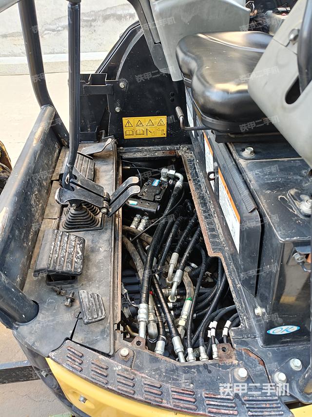 回转马达和主控阀（整机外观）