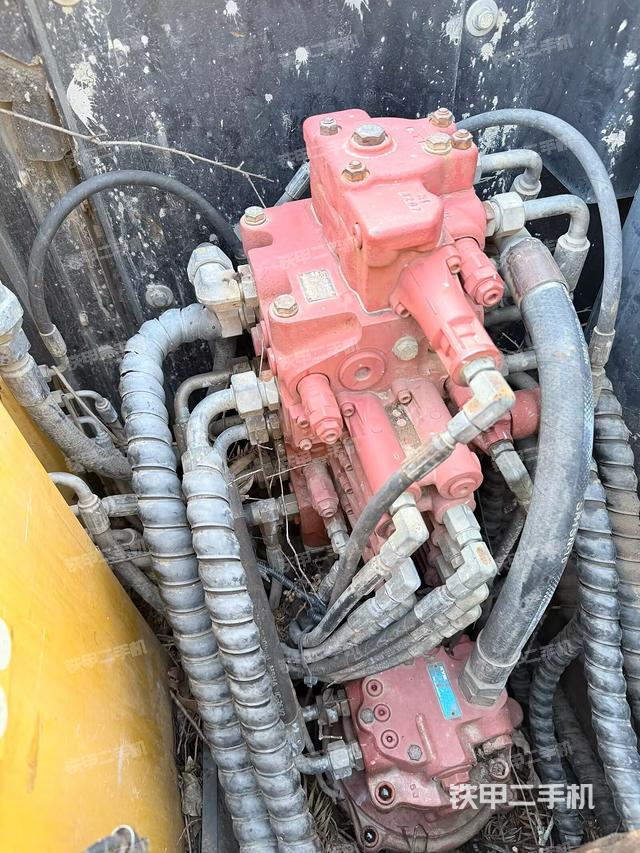 回轉(zhuǎn)馬達和主控閥（整機外觀）