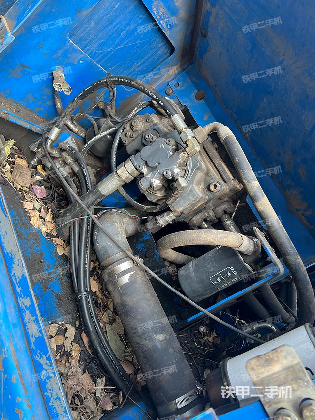 液压泵舱室正面整体（整机外观）