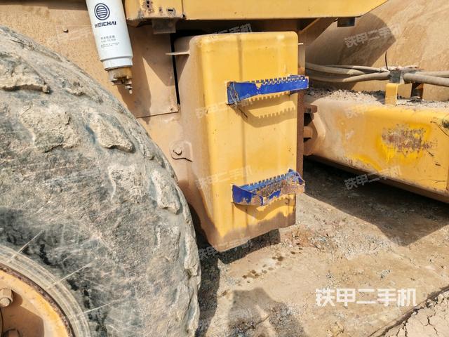 前輪右側(cè)減震塊連接及部件（壓路機(jī)前后車架）