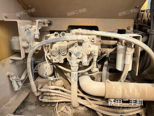 液壓泵艙室正面整體(整機(jī)外觀) 液壓泵艙室正面整體(整機(jī)外觀)