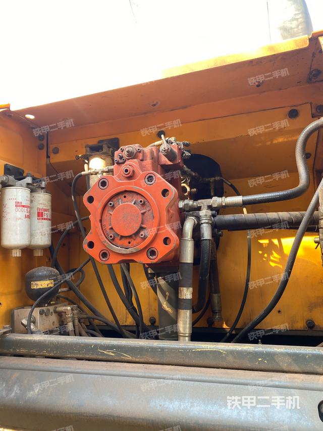 液压泵舱室正面整体（整机外观）