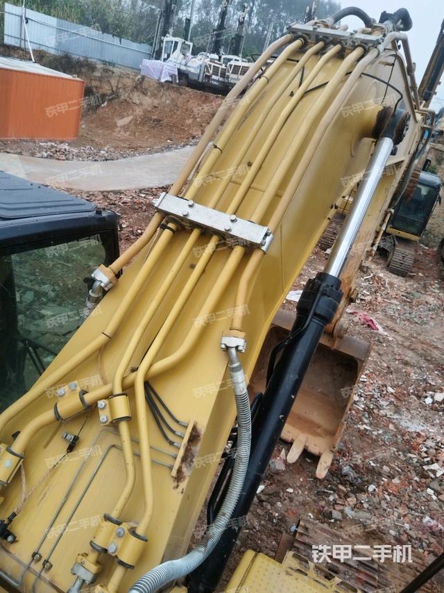 大臂背部俯視(工作和回轉(zhuǎn)裝置) 大臂背部俯視(工作和回轉(zhuǎn)裝置)