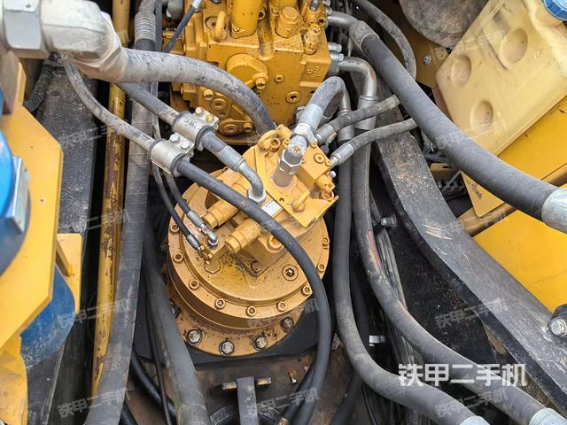 回转马达和主控阀（整机外观）