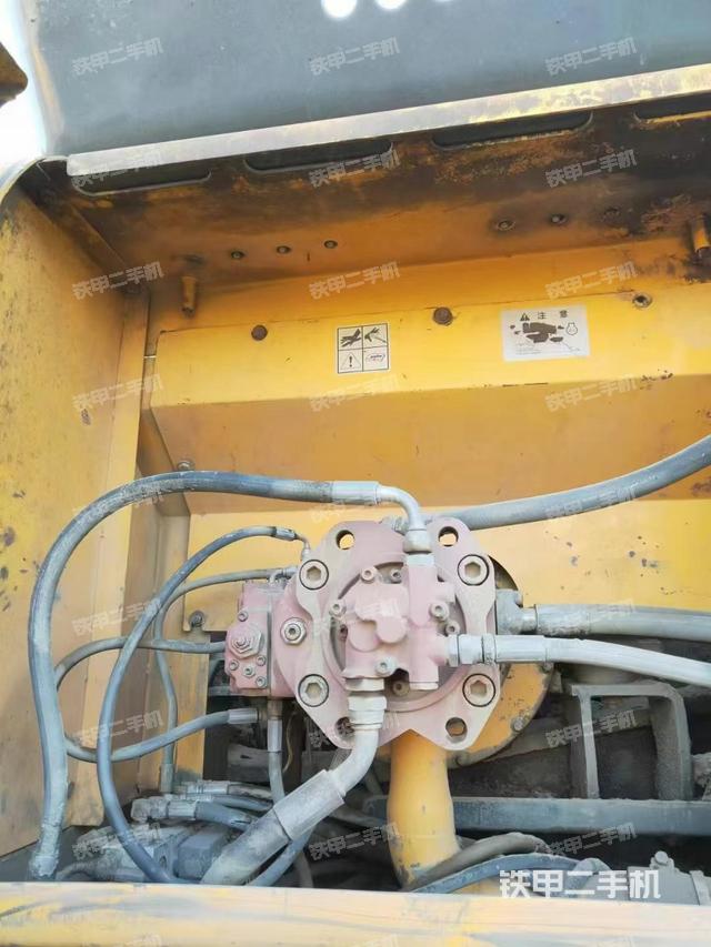 液压泵舱室正面整体（整机外观）