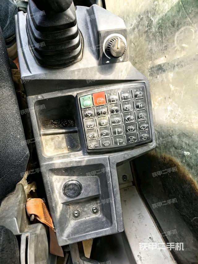 座椅左側控制臺/音響/含左手柄（駕駛室部分）