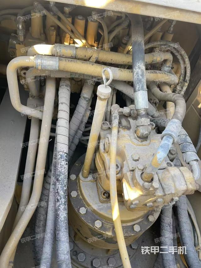 回轉(zhuǎn)馬達(dá)和主控閥（整機(jī)外觀）