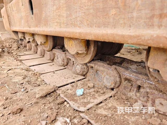 單側(cè)履帶整體(整機(jī)外觀) 單側(cè)履帶整體(整機(jī)外觀)