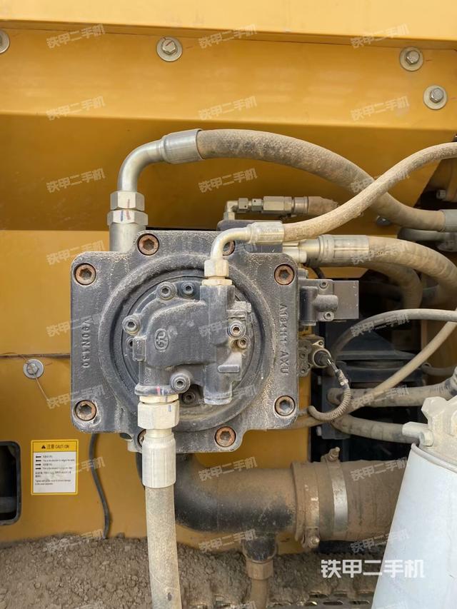 液壓泵艙室正面整體(整機外觀) 液壓泵艙室正面整體(整機外觀)