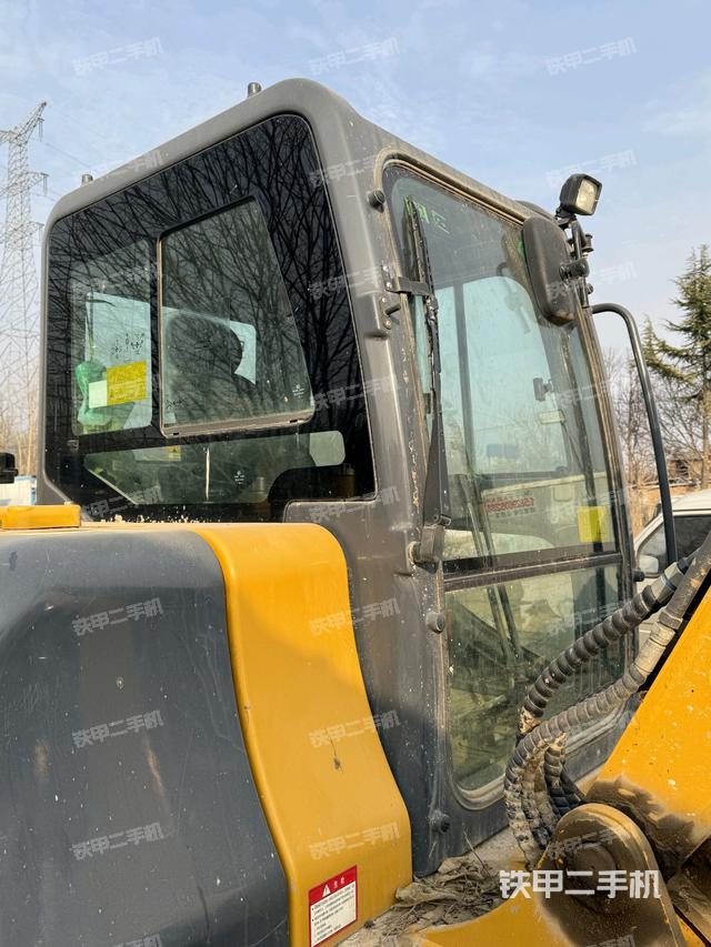 駕駛室頂部(整機(jī)外觀) 駕駛室頂部(整機(jī)外觀)