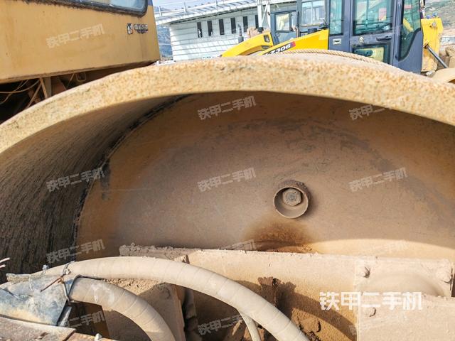 前輪左側(cè)減震塊連接及部件（壓路機(jī)前后車架）