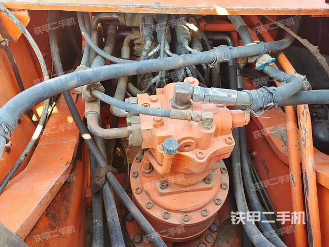 回转马达和主控阀（整机外观）