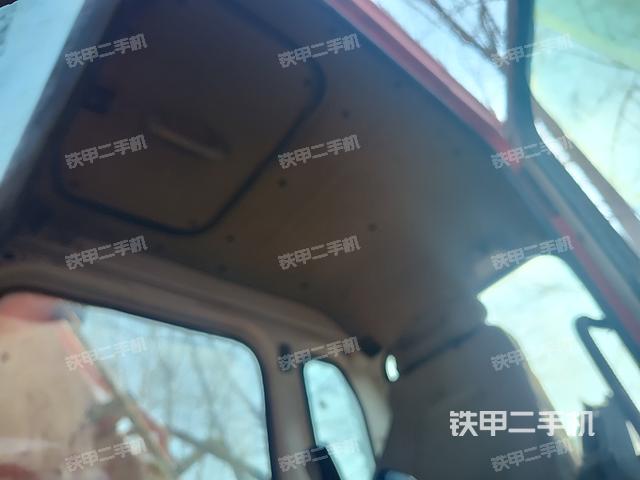 駕駛室頂部(整機(jī)外觀) 駕駛室頂部(整機(jī)外觀)