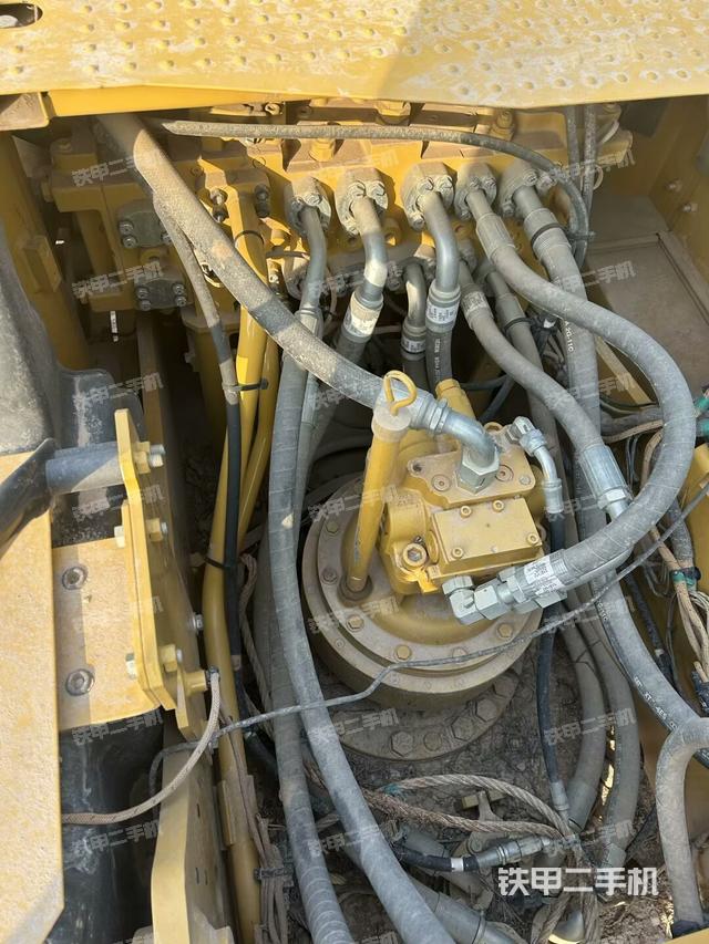 回轉(zhuǎn)馬達(dá)和主控閥（整機(jī)外觀）