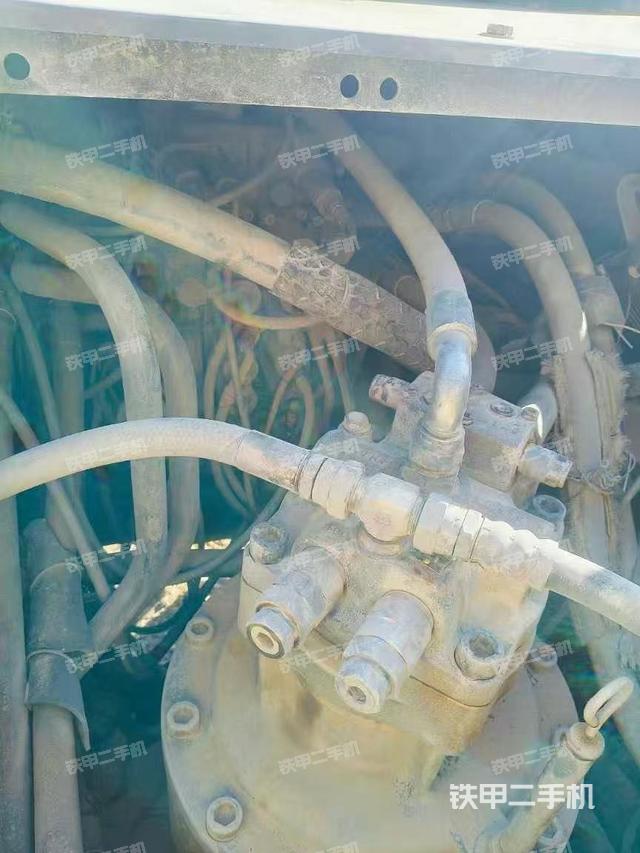 回轉(zhuǎn)馬達(dá)和主控閥（整機(jī)外觀）