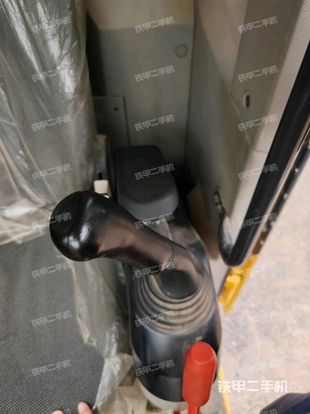 座椅右側(cè)控制臺(tái)/鑰匙門/油門/含右手柄（駕駛室部分）