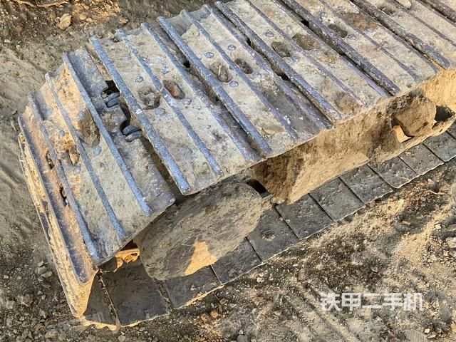 單側(cè)履帶整體(整機(jī)外觀) 單側(cè)履帶整體(整機(jī)外觀)