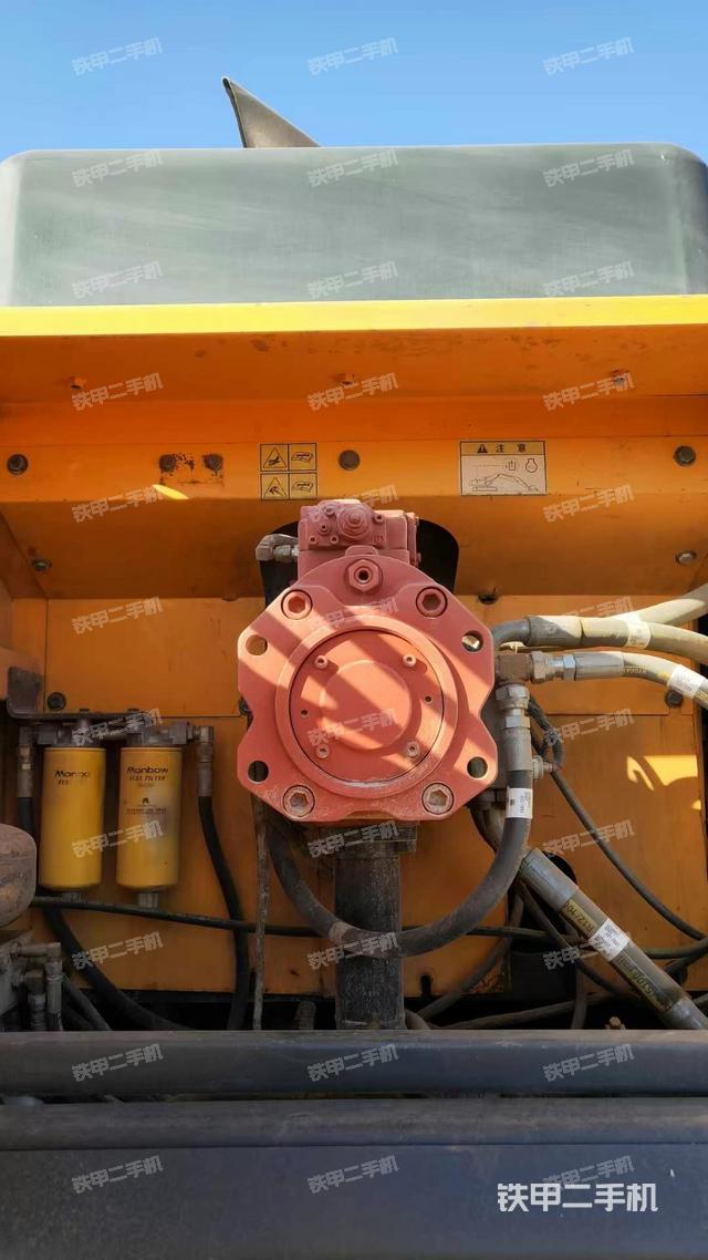 液压泵舱室正面整体（整机外观）