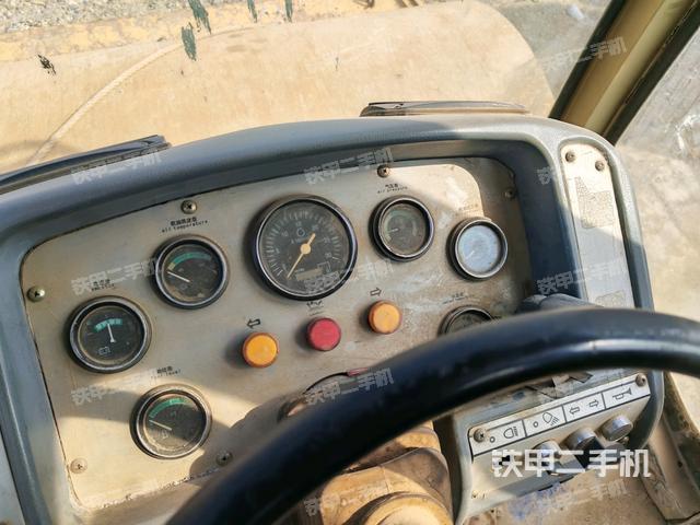 操作臺(tái)全景（壓路機(jī)駕駛室）