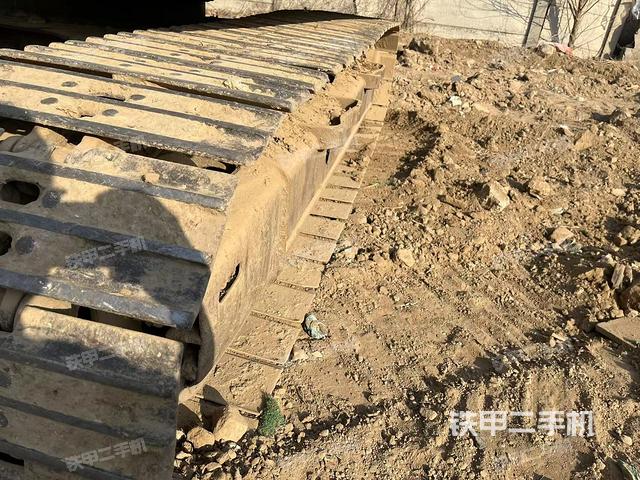 單側(cè)履帶整體(整機(jī)外觀) 單側(cè)履帶整體(整機(jī)外觀)