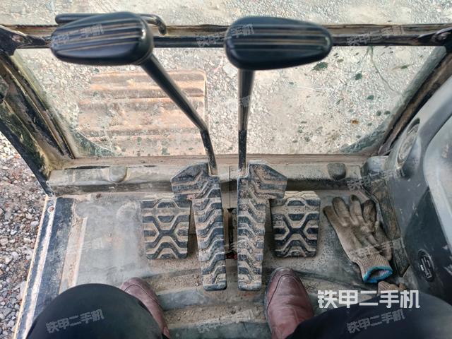 行走控制手柄和踏板?俯拍(駕駛室部分) 行走控制手柄和踏板?俯拍(駕駛室部分)