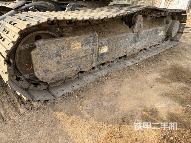 單側(cè)履帶整體(整機(jī)外觀) 單側(cè)履帶整體(整機(jī)外觀)