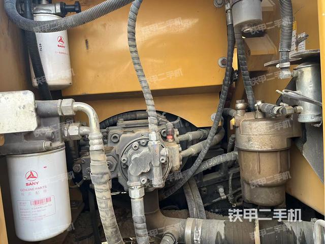 液壓泵艙室正面整體(整機外觀) 液壓泵艙室正面整體(整機外觀)