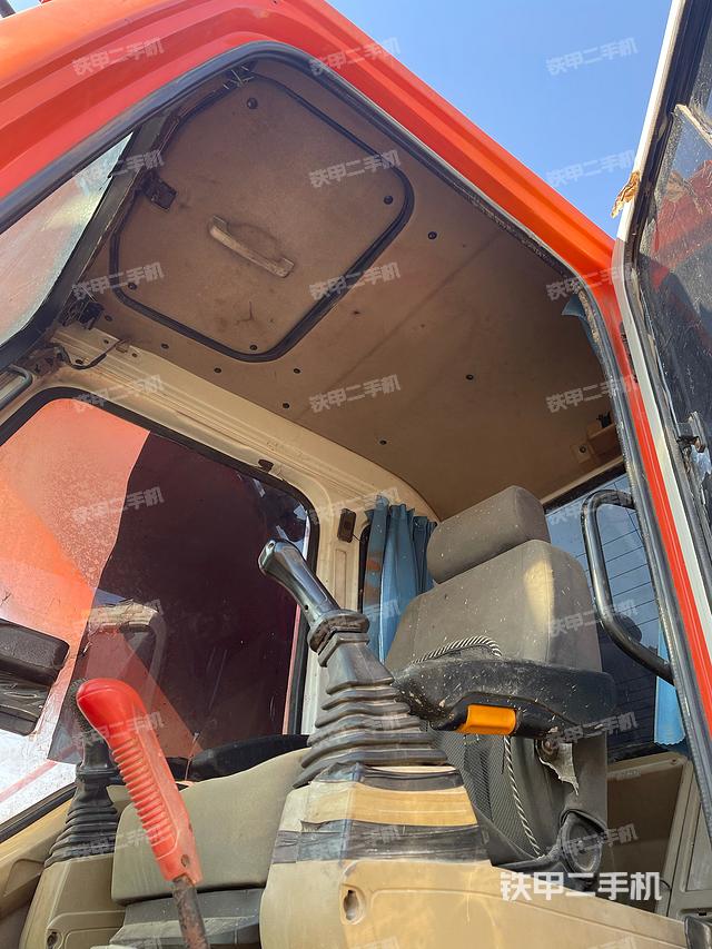 驾驶室顶部（整机外观）