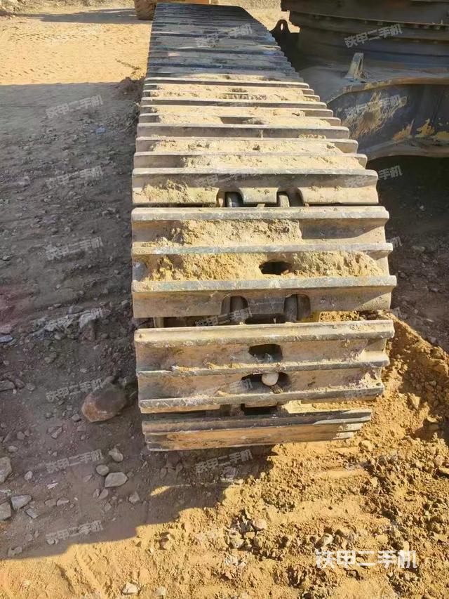 單側(cè)履帶整體(整機(jī)外觀) 單側(cè)履帶整體(整機(jī)外觀)