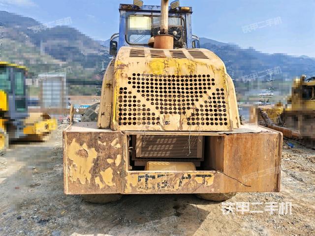 正左側(cè)（壓路機(jī)整機(jī)外觀）