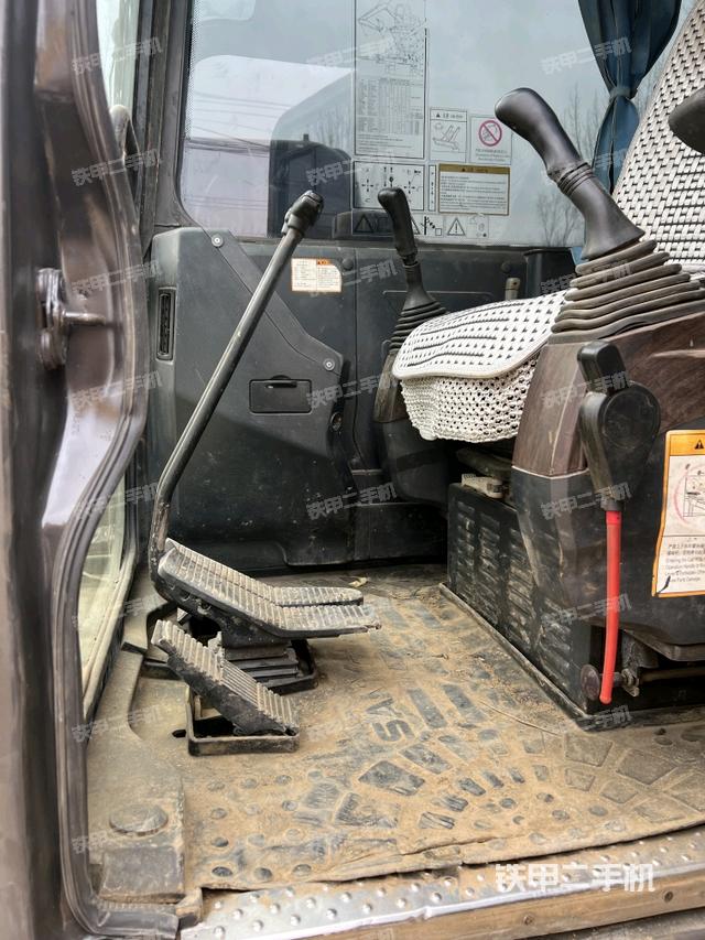 駕駛室頂部(整機(jī)外觀) 駕駛室頂部(整機(jī)外觀)