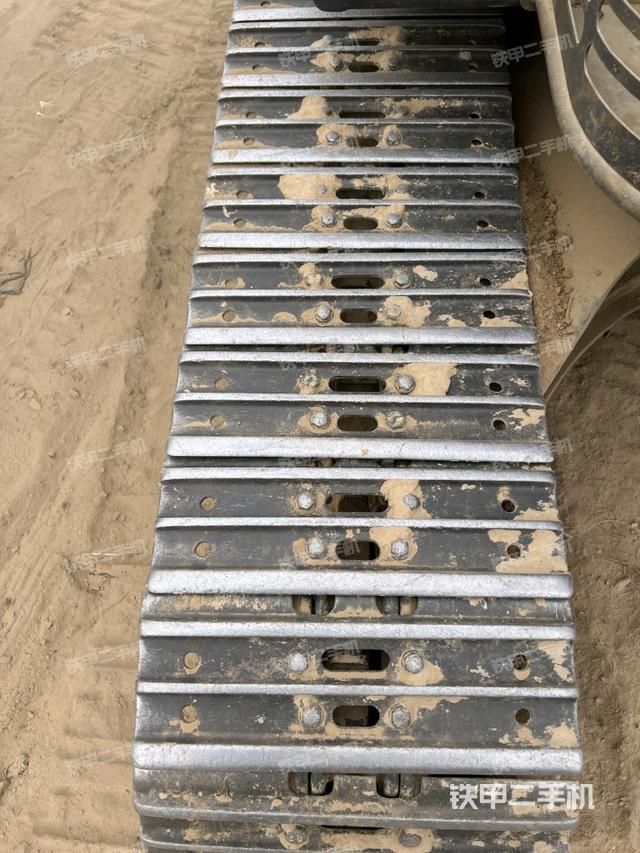 單側(cè)履帶整體(整機(jī)外觀) 單側(cè)履帶整體(整機(jī)外觀)