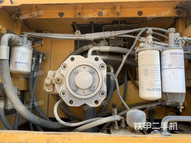 液壓泵艙室正面整體(整機(jī)外觀) 液壓泵艙室正面整體(整機(jī)外觀)