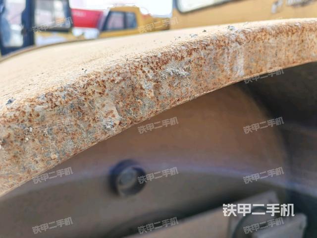 后輪左側(cè)全景（壓路機(jī)前后車架）