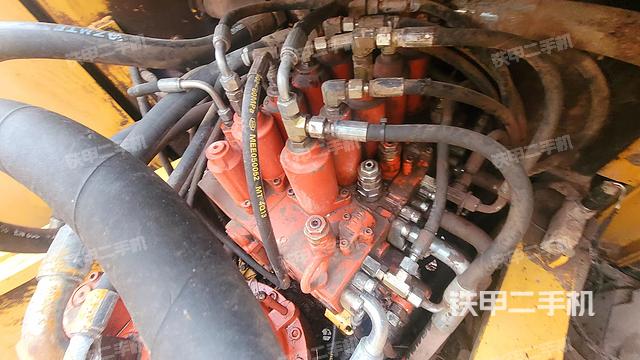 回转马达和主控阀（整机外观）