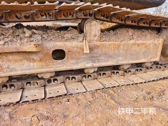 單側(cè)履帶整體(整機(jī)外觀) 單側(cè)履帶整體(整機(jī)外觀)