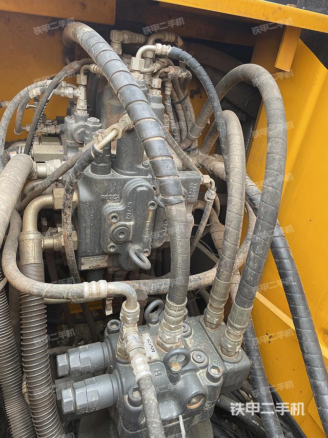 回转马达和主控阀（整机外观）