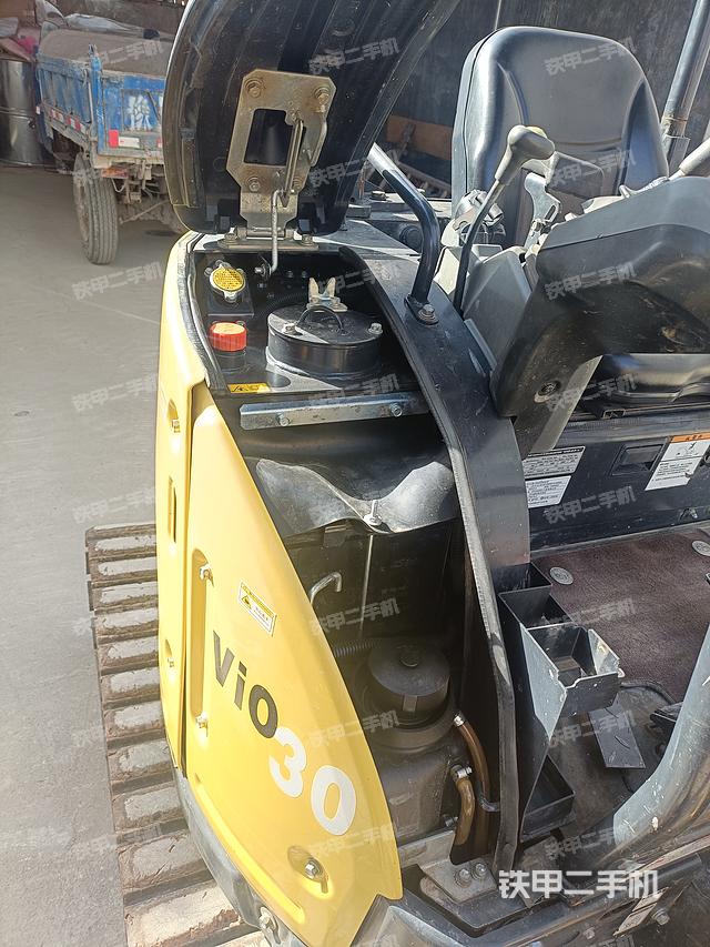 液压泵舱室正面整体（整机外观）