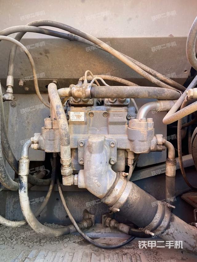 液壓泵艙室正面整體(整機(jī)外觀) 液壓泵艙室正面整體(整機(jī)外觀)