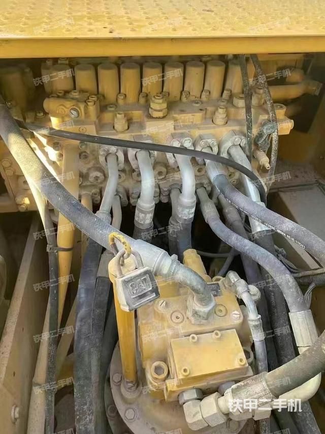 回轉(zhuǎn)馬達和主控閥(整機外觀) 回轉(zhuǎn)馬達和主控閥(整機外觀)