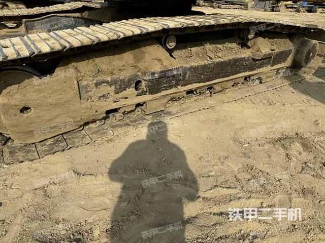 單側(cè)履帶整體(整機外觀) 單側(cè)履帶整體(整機外觀)