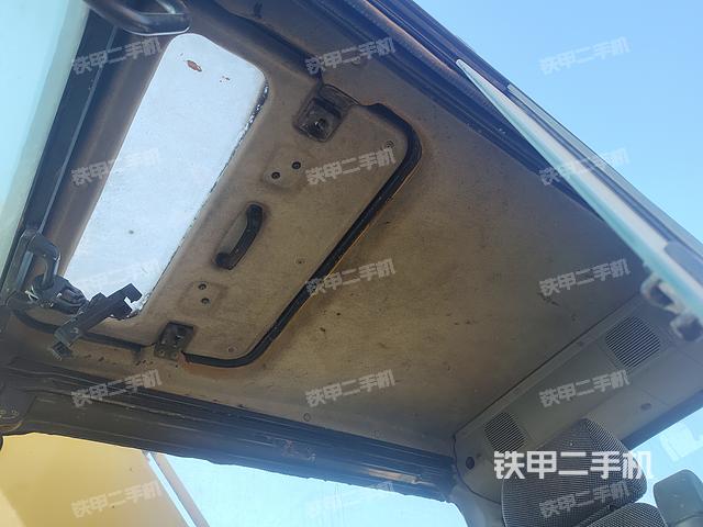 駕駛室頂部(整機(jī)外觀) 駕駛室頂部(整機(jī)外觀)