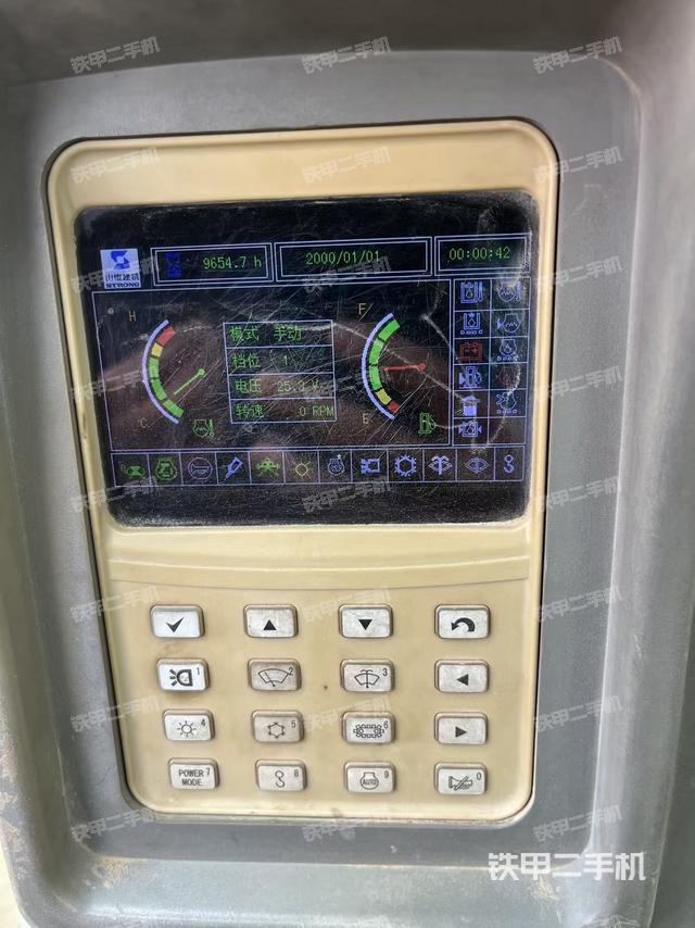 駕駛室整體(整機(jī)外觀) 駕駛室整體(整機(jī)外觀)