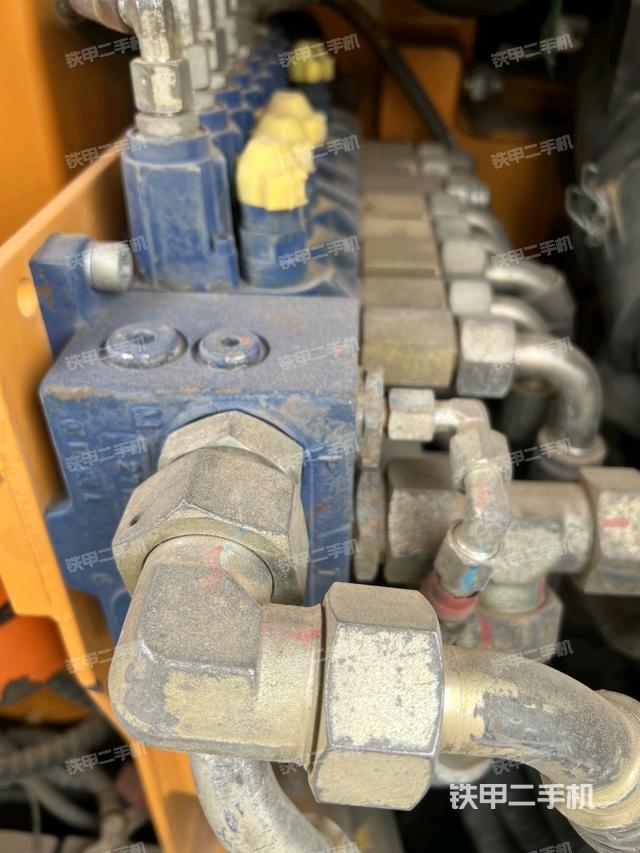 回轉(zhuǎn)馬達(dá)和主控閥（整機(jī)外觀(guān)）