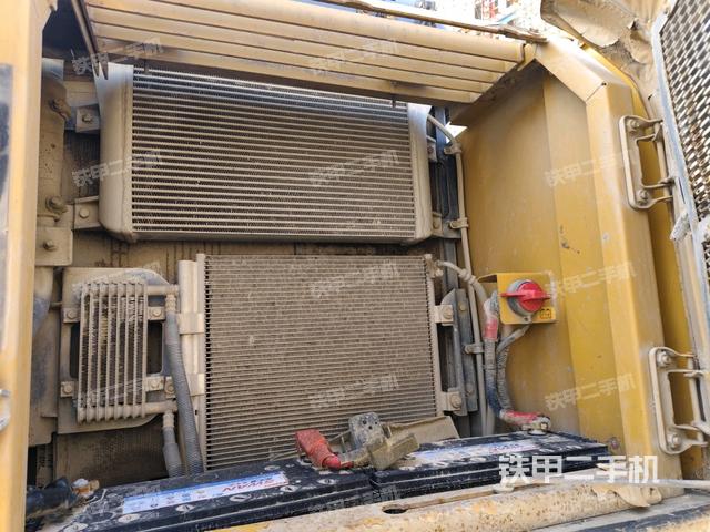 散熱器正面(大件艙室) 散熱器正面(大件艙室)